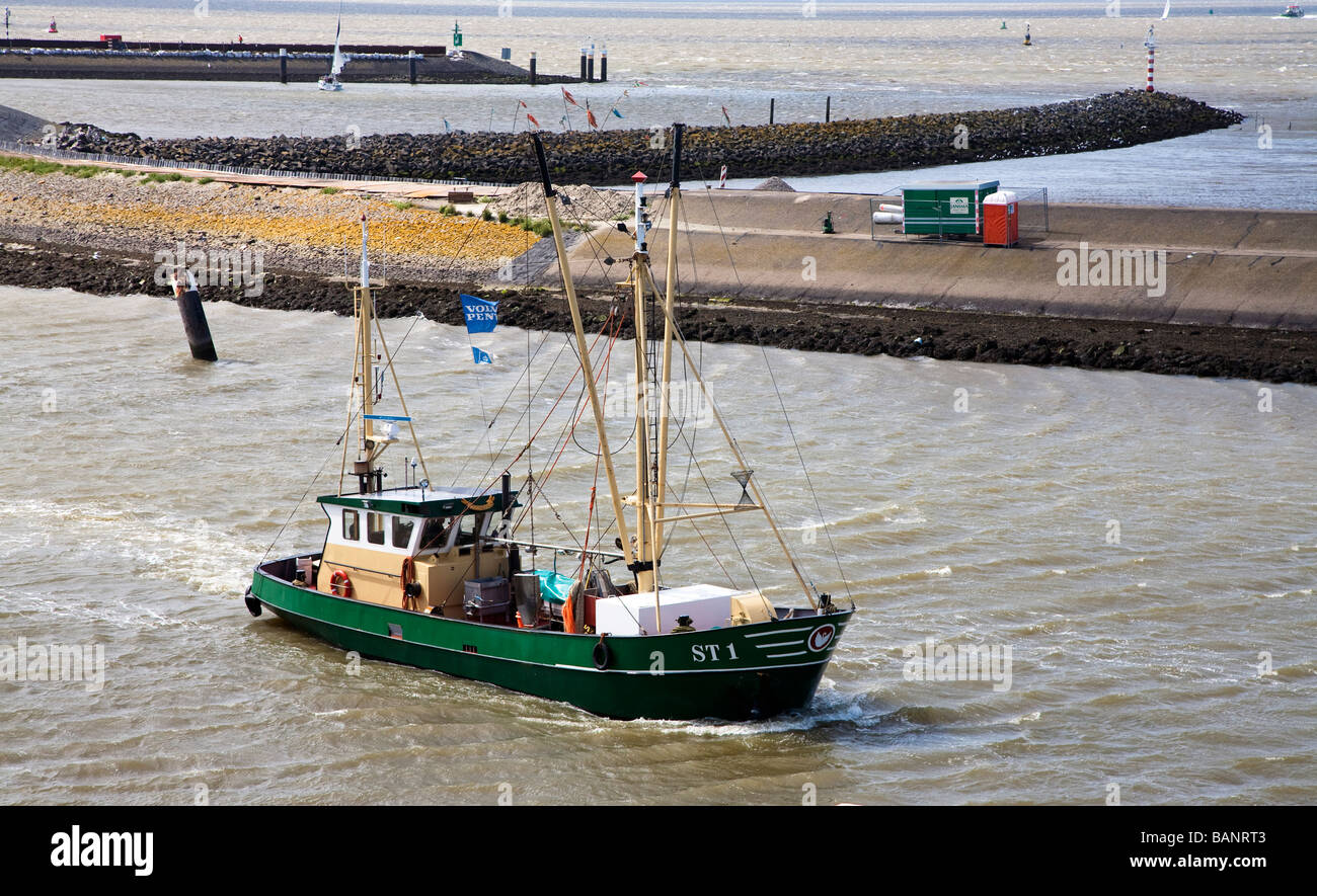 Bateau de pêche entrant harbour Harlingen Frise Pays-Bas Banque D'Images