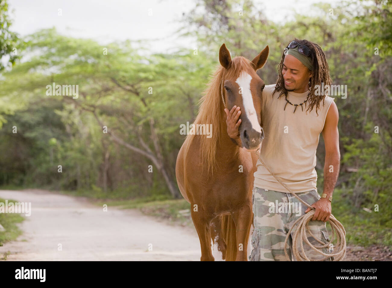 Man cheval menant vers le bas chemin de terre Banque D'Images