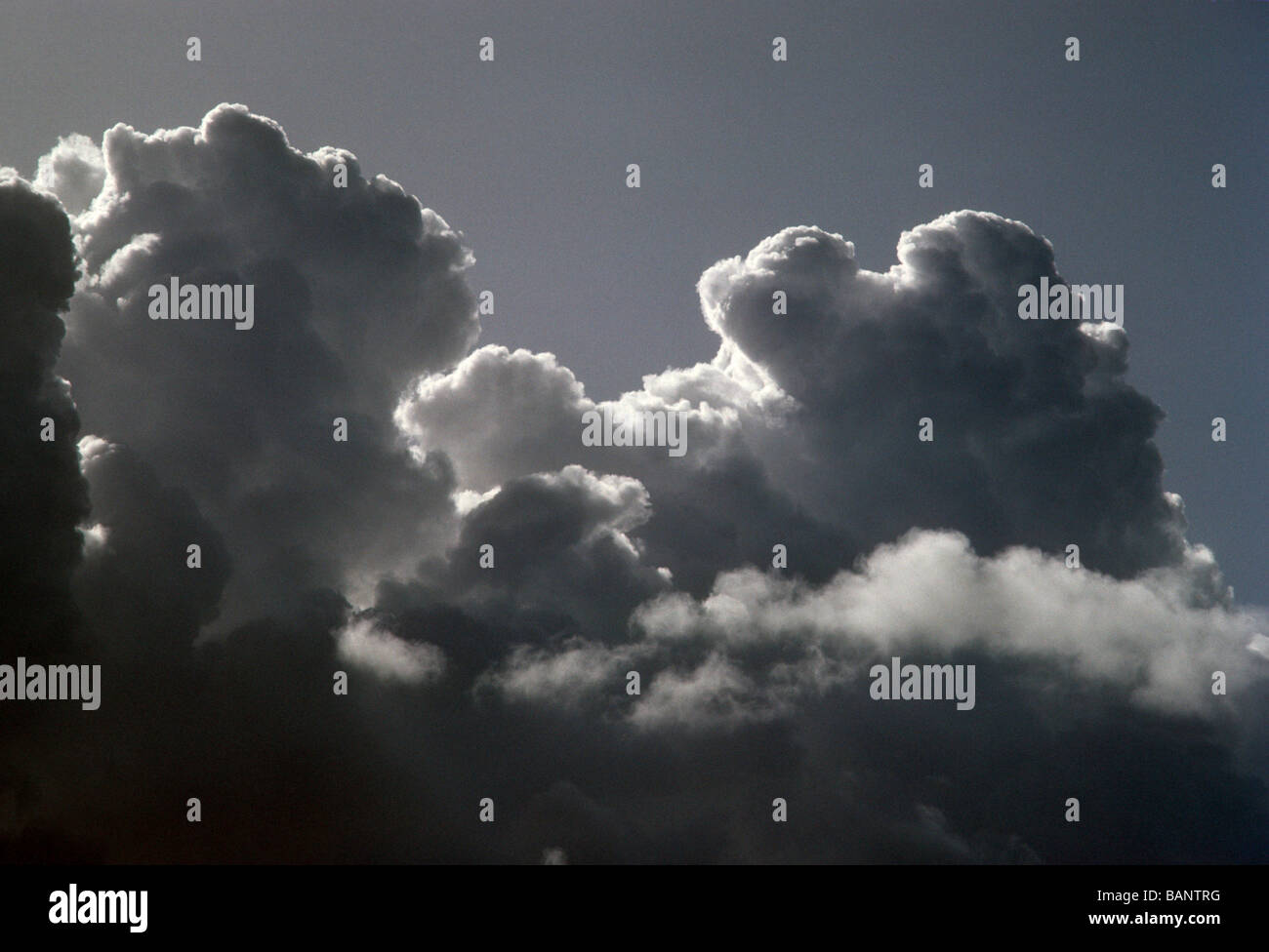 Storm Cloud sky Gold silver lining cumulo nimbus promesse météo espoir houle menace coup Banque D'Images