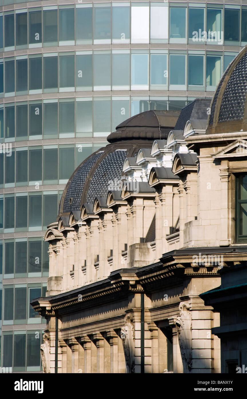 Bâtiment classique qui contraste avec la façade en verre d'un immeuble moderne Brabant Bruxelles Belgique Banque D'Images