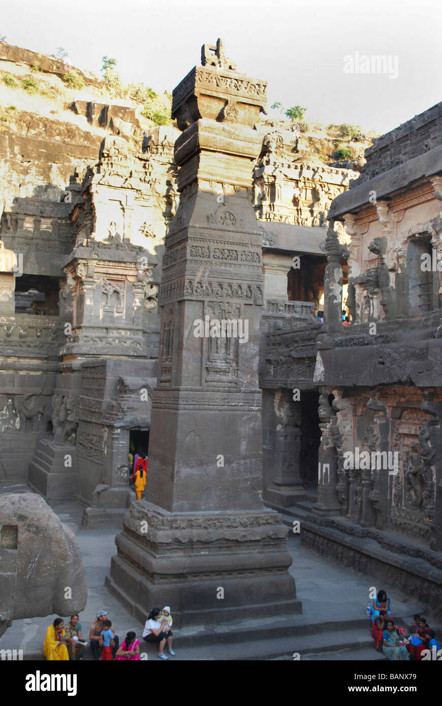 Cave n° 16 : cour du Temple et la victoire pilier. Stamba Dhvaja. Ellora, Aurangabad, Maharashtra, Inde. Banque D'Images