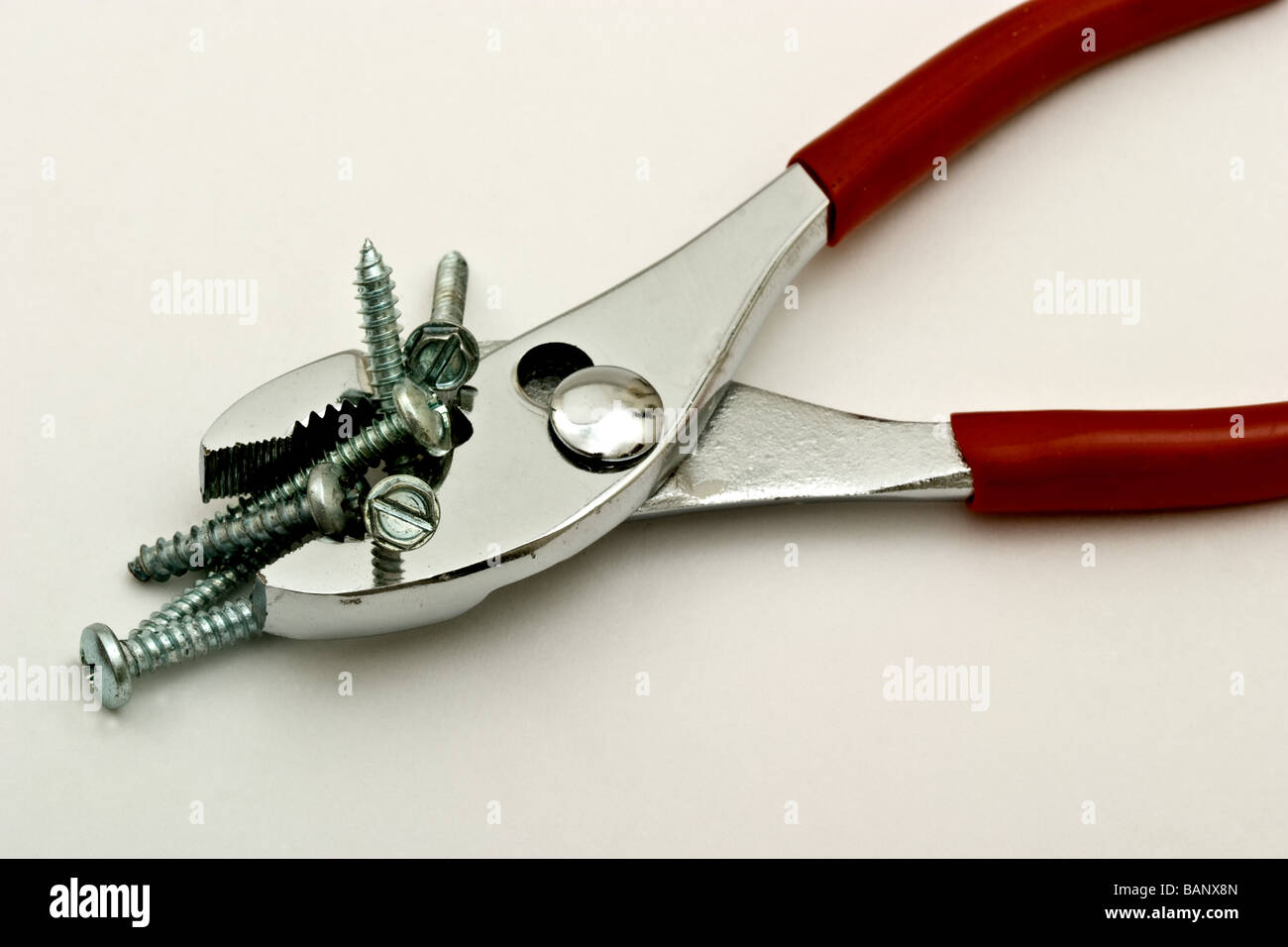 D'une pince avec un petit tas de vis Banque D'Images