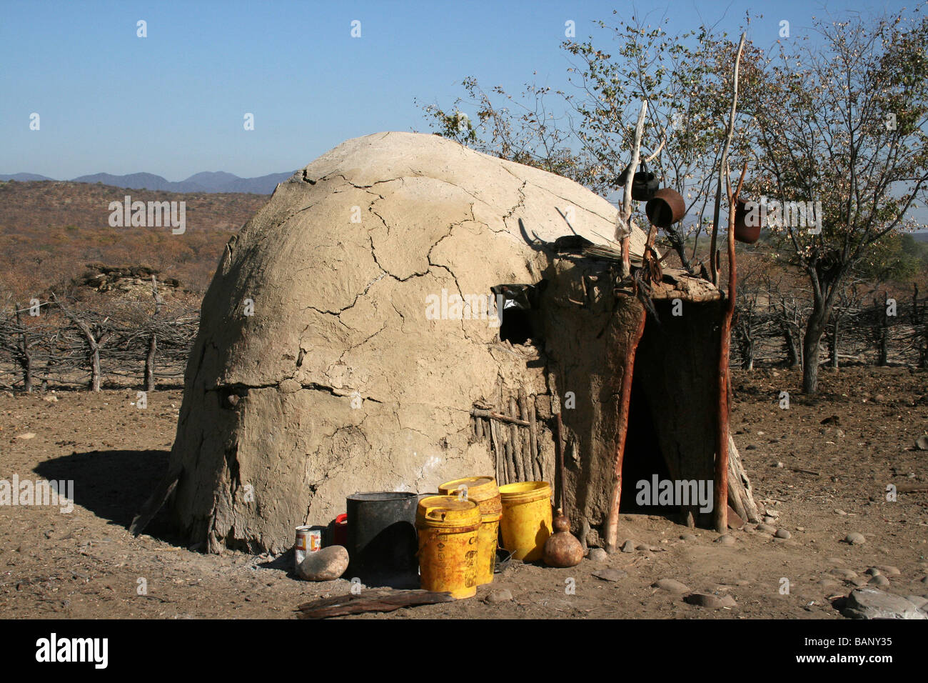 Hutte traditionnelle Himba dans Village (Kraal), la rivière Kunene, Namibie, Afrique Banque D'Images