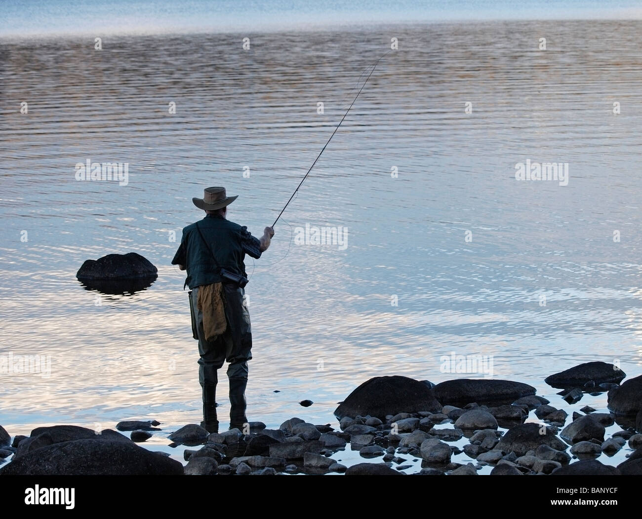 Plus homme seul pêcheur de mouche Pêche sur le lac Sainte Claire Tasmanie Australie Banque D'Images