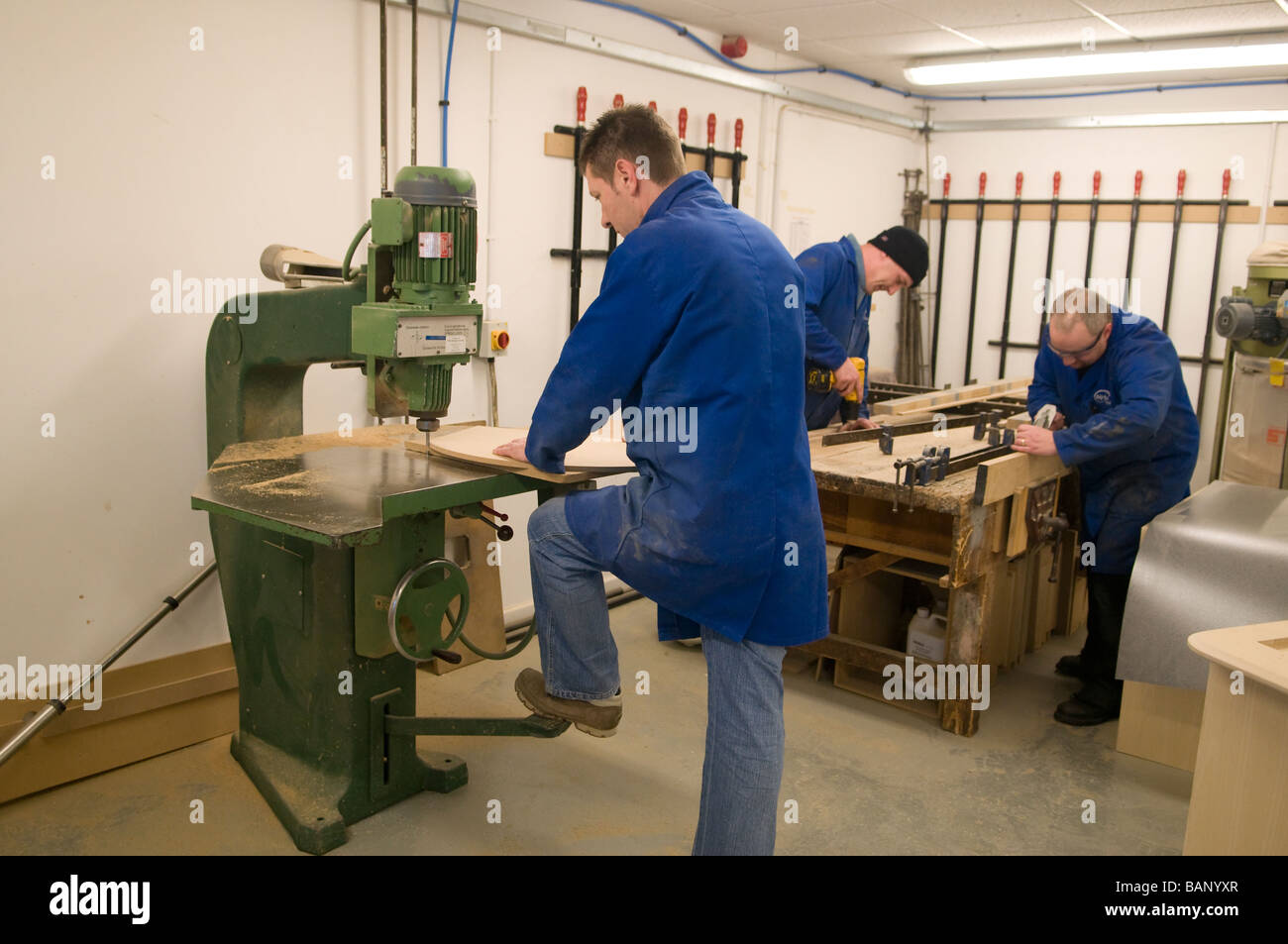 Le travail du bois et la menuiserie dans un atelier industriel Banque D'Images