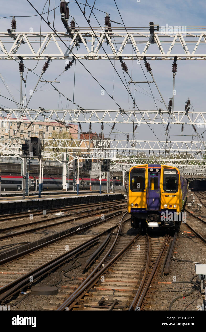 Les voies de chemin de fer sur une journée ensoleillée en sortant de la gare de Euston Londres Banque D'Images