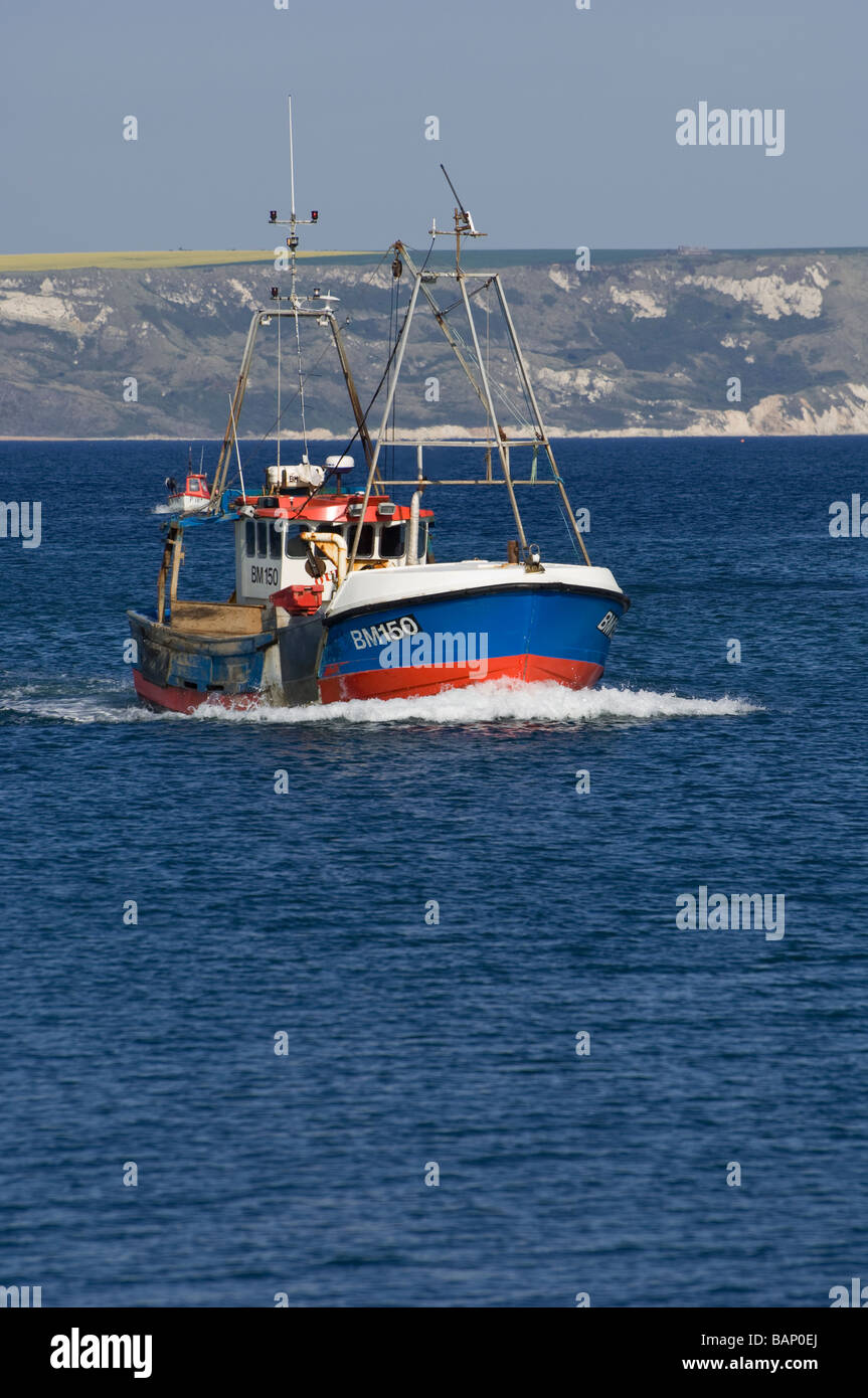 BM150 chalutier de pêche en mer au large de la côte de Weymouth, dans le Dorset, Angleterre. Banque D'Images
