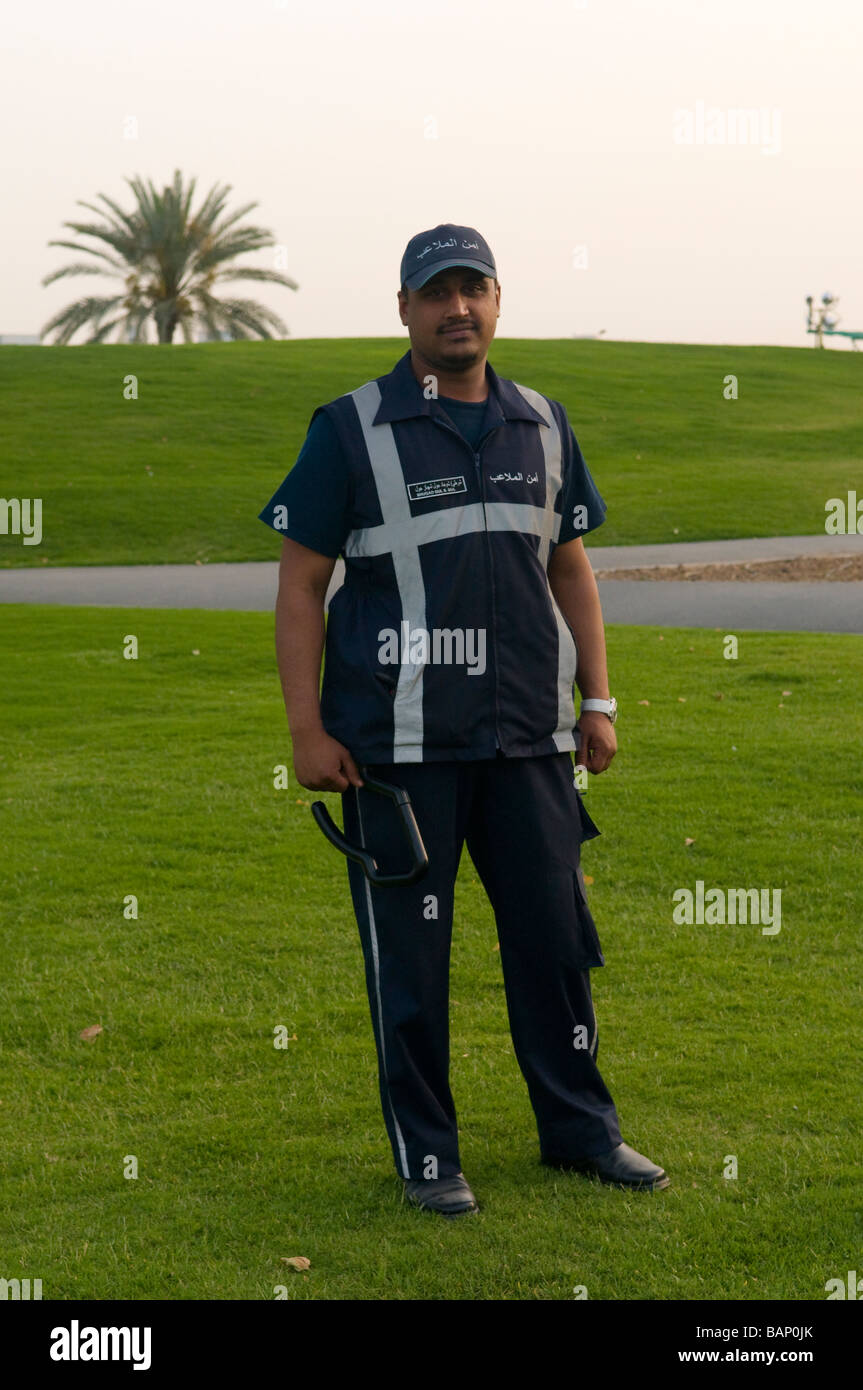 L'arabe policier en garde sur la corniche à Doha Banque D'Images