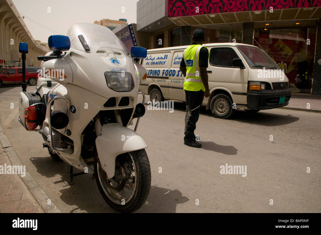Des policiers en patrouille moto du Qatar dans la vieille ville Souq à Doha Banque D'Images