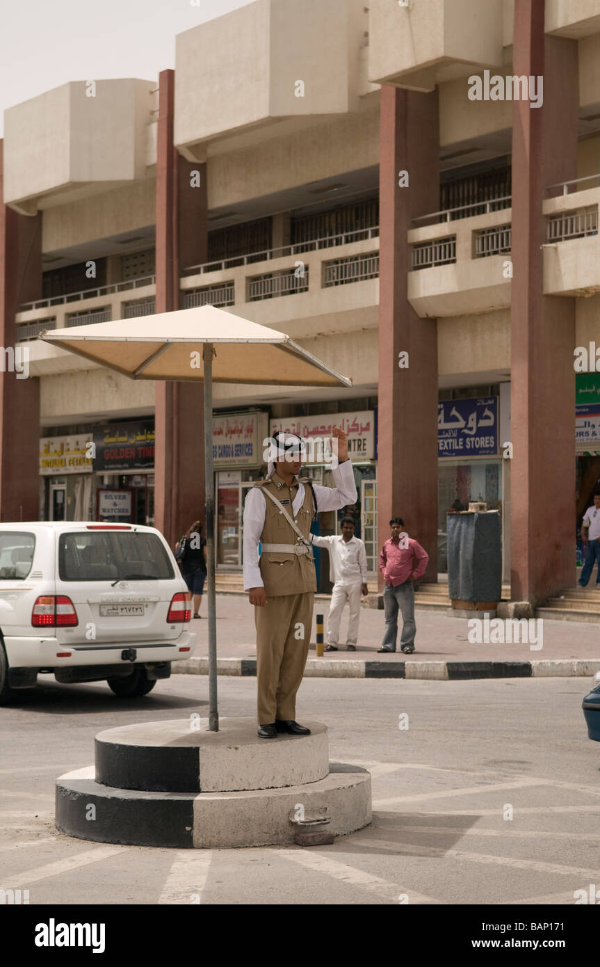 Agent de la circulation sur le point définitif sur un îlot dans le vieux quartier de Doha, Qatar Banque D'Images