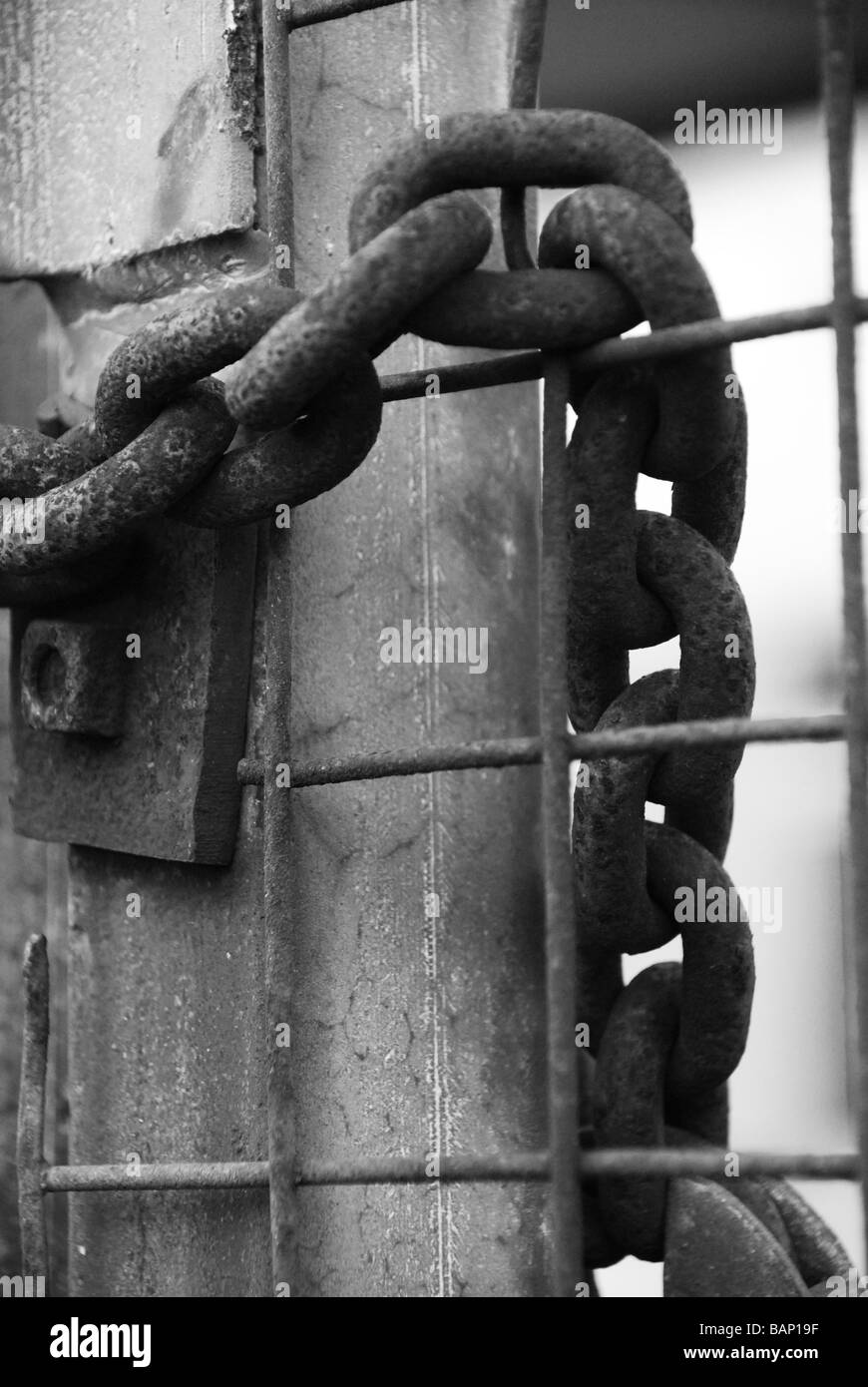 Portail fermé avec grande chaîne et cadenas Banque D'Images Portail fermé avec grande chaîne et cadenas Banque D'Images