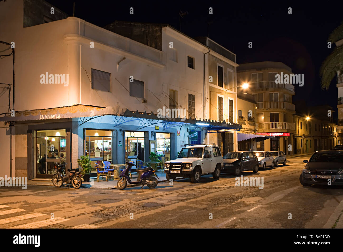 La rue vide la nuit avec des gens en bar Felanitx, Majorque Espagne Banque D'Images