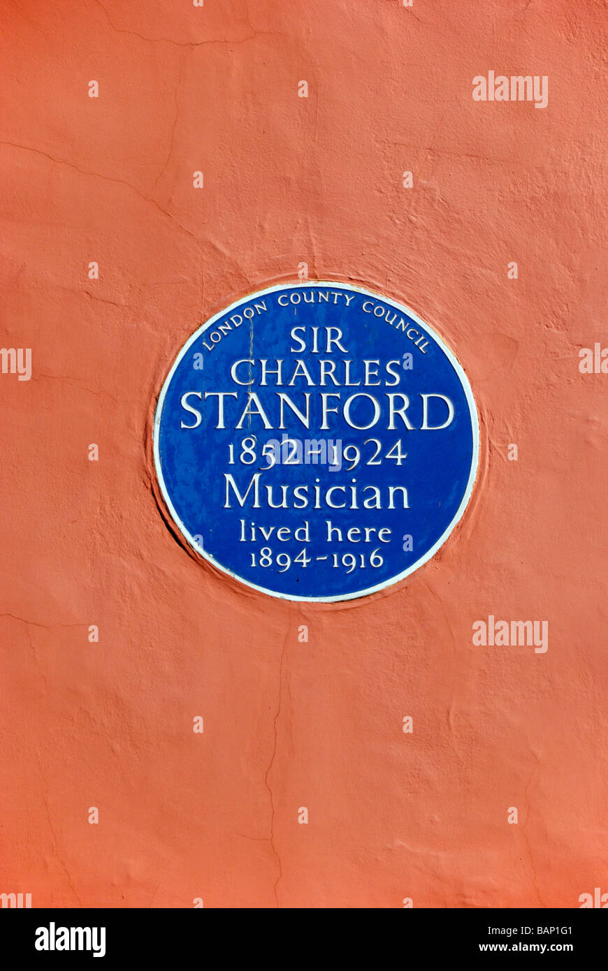 Plaque murale bleu marquant la chambre autrefois occupée par le musicien Sir Charles Stanford en Holland Street Londres Banque D'Images