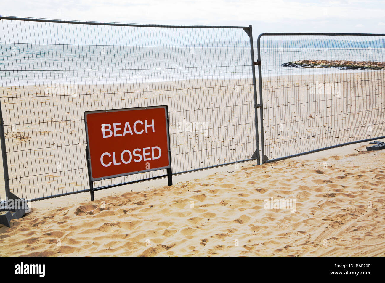 Un signe clos et les obstacles sur la plage de Bournemouth. Le Dorset. UK. Plage fermée pour travaux de restauration et d'entretien à la suite de l'érosion. Banque D'Images