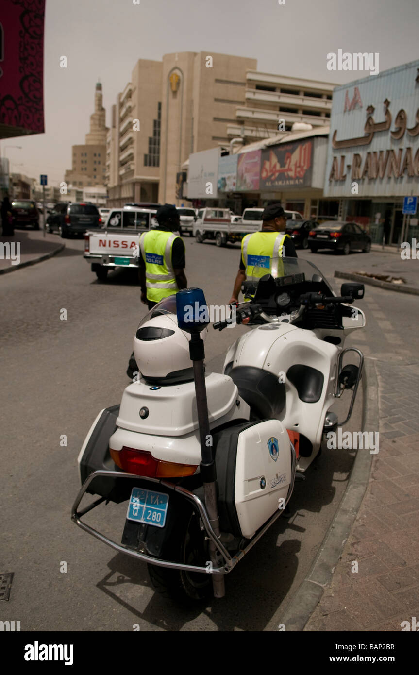 Des policiers en patrouille moto du Qatar dans la vieille ville Souq à Doha Banque D'Images