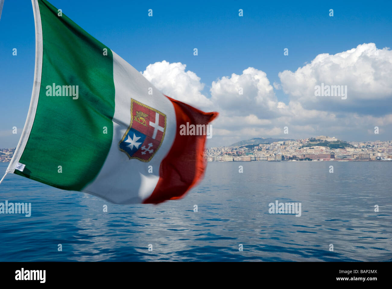 Baie de Naples avec Maritime drapeau italien Banque D'Images