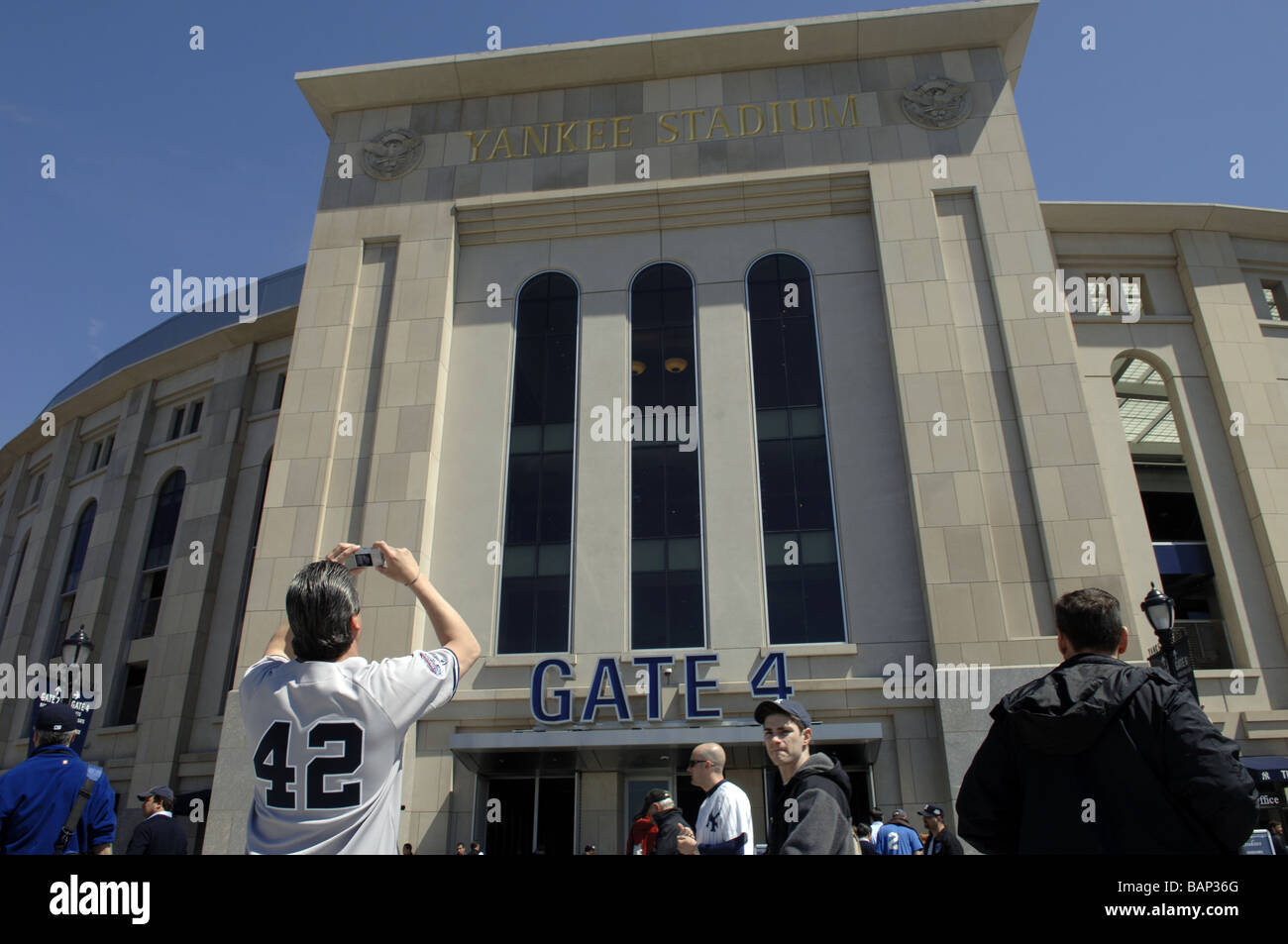 Fans arrivent pour l'ouverture à domicile au nouveau Yankee Stadium dans le quartier de New York dans le Bronx Banque D'Images