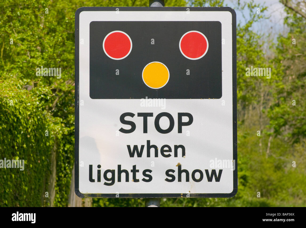 Arrêt passage à niveau lorsque les lumières montrent Road Sign uk panneaux de signalisation routière Banque D'Images