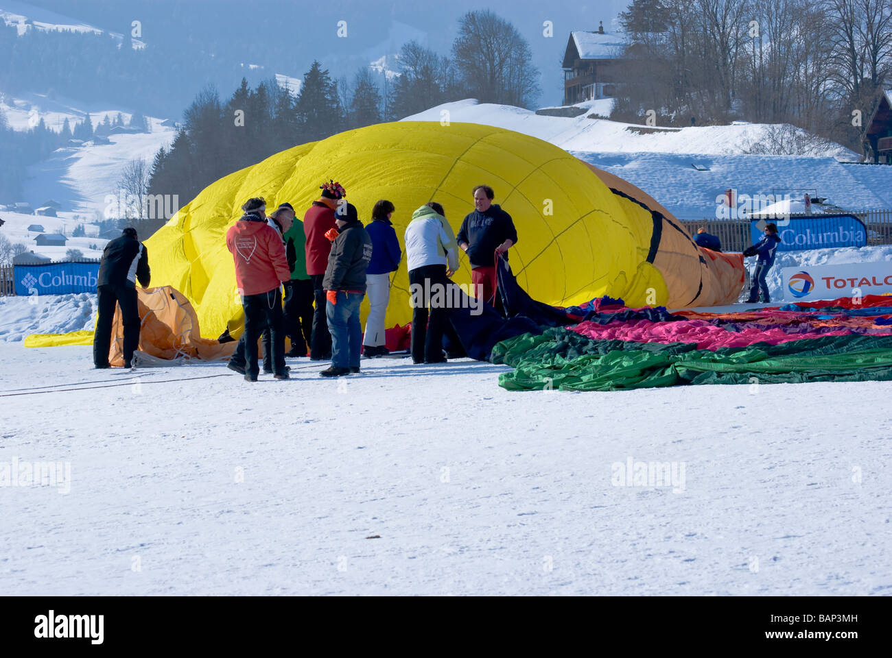 Le personnel au sol pose et gonfler un ballon à air chaud ; 2009 Chateau d'Oex balloon festival, Suisse, Europe Banque D'Images
