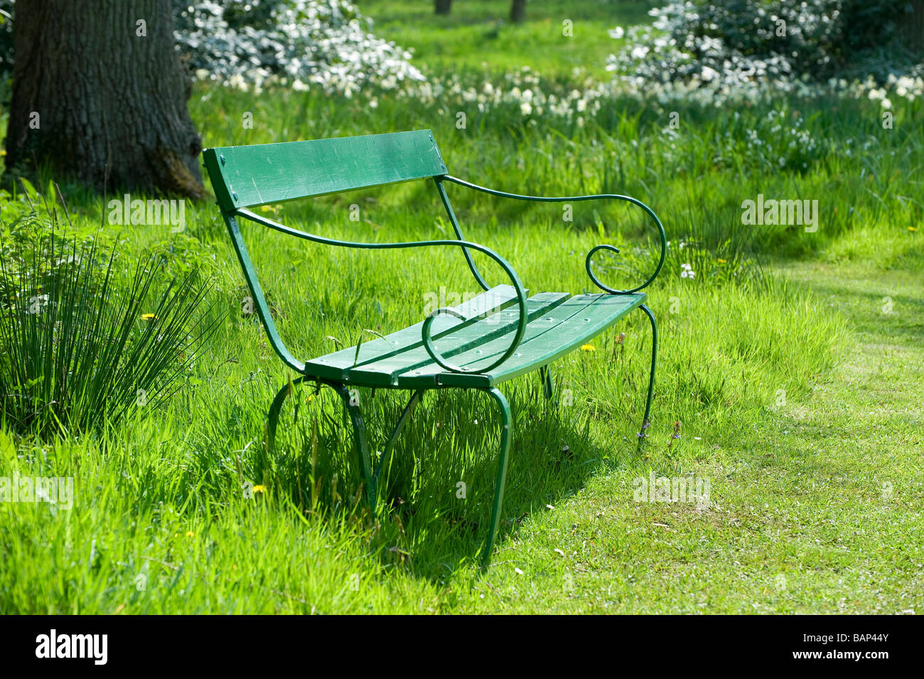 Banc de parc en métal peint vert Banque D'Images