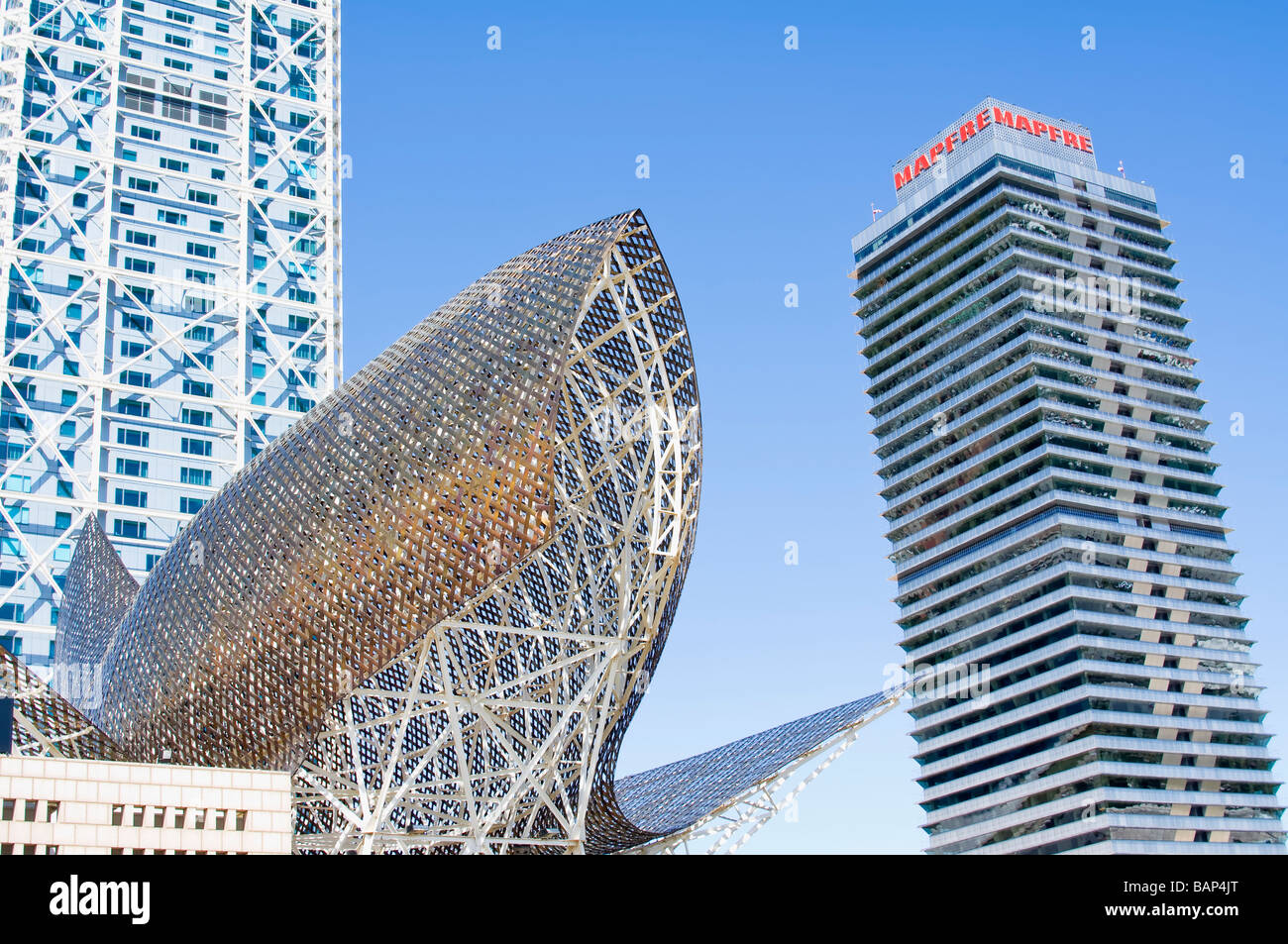 Sculpture poisson pez y esfera par Frank Gehry l'hôtel arts et la tour mapfre ESPAGNE Catalogne Barcelone Barceloneta Beach Banque D'Images