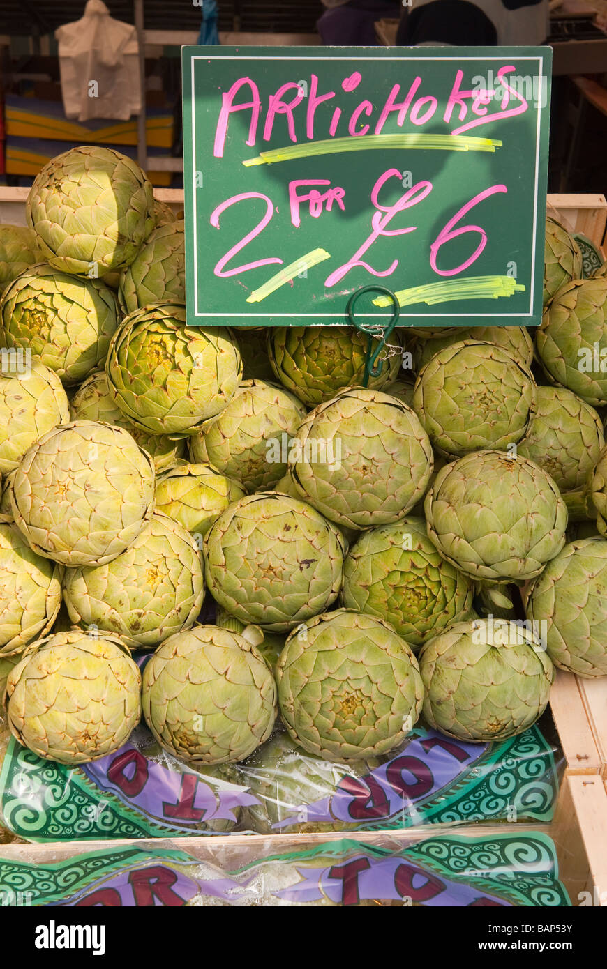 Artichauts frais en vente sur un étal du marché français à Norwich, Norfolk, UK Banque D'Images