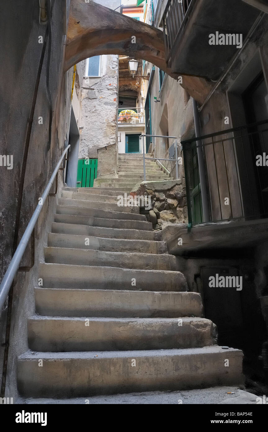 Les rues étroites et les escaliers dans le petit village de Riomaggiore Cinque Terre Ligurie Italie Banque D'Images