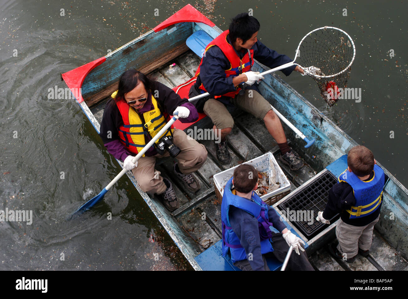 Les bénévoles nettoyer le Gowanus Canal sur le jour de la Terre Banque D'Images