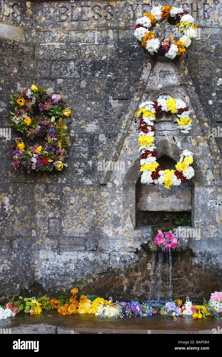 Fleurs placées sur le même springs à Bisley le jour de l'Ascension Gloucestershire UK Banque D'Images