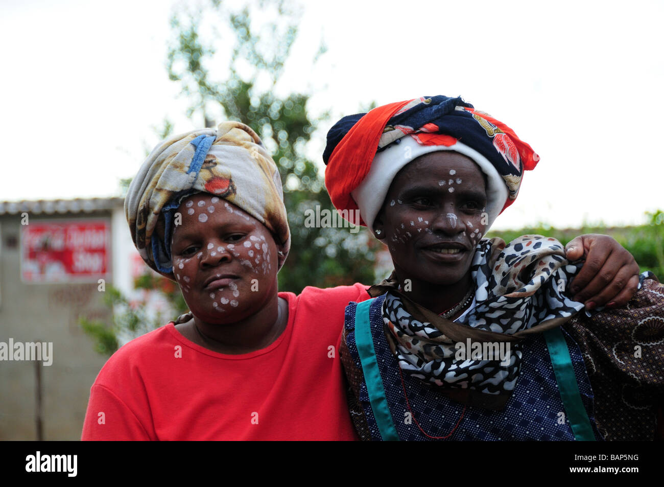 Deux femmes tribales avec paited visages dans un Township Swellendan Afrique du Sud Banque D'Images