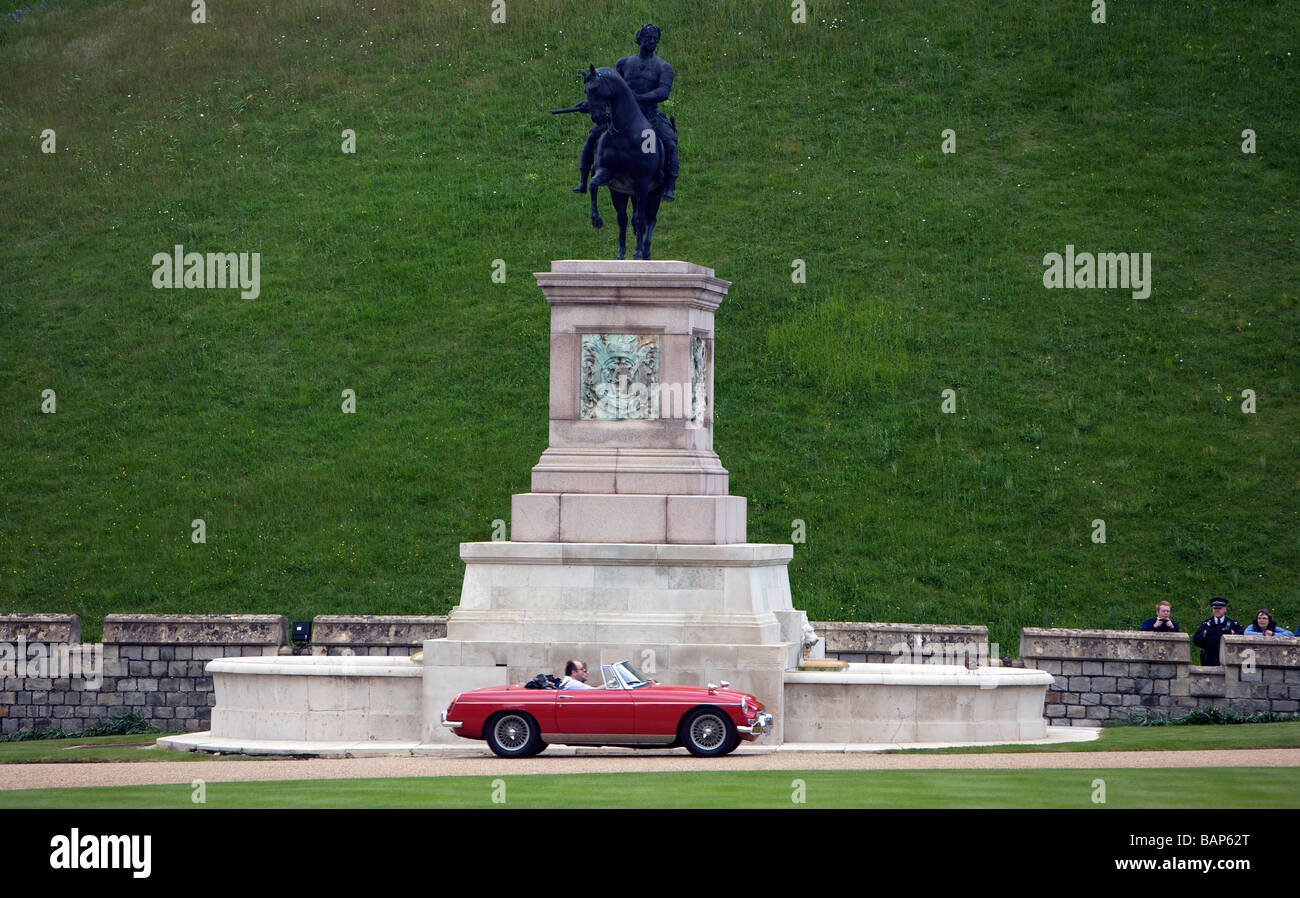Une voiture de sport MG vintage de la conduite dans le parc du château de Windsor dans le Berkshire UK Banque D'Images