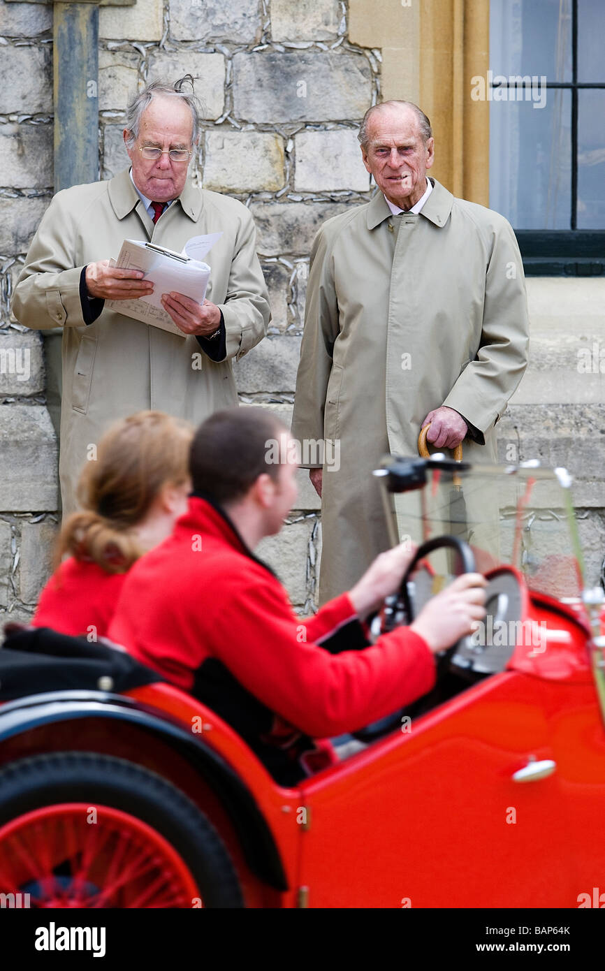 Le prince Philip, duc d'Édimbourg (droite) vues une cavalcade de 200 mg sport cars passent par le quadrilatère du château de Windsor Banque D'Images
