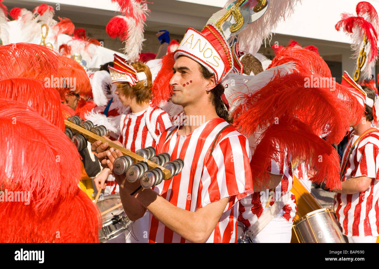 Image de la "Bateria", les percussions des musiciens de l'école de samba, au cours de l carnaval brésilien. Sesimbra, Portugal Banque D'Images