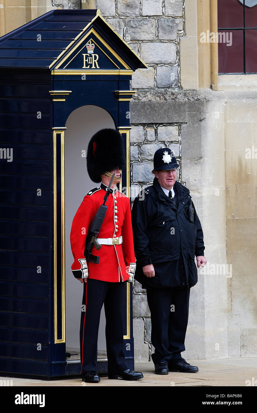 Une sentinelle et policier en service au château de Windsor dans le Berkshire UK Banque D'Images