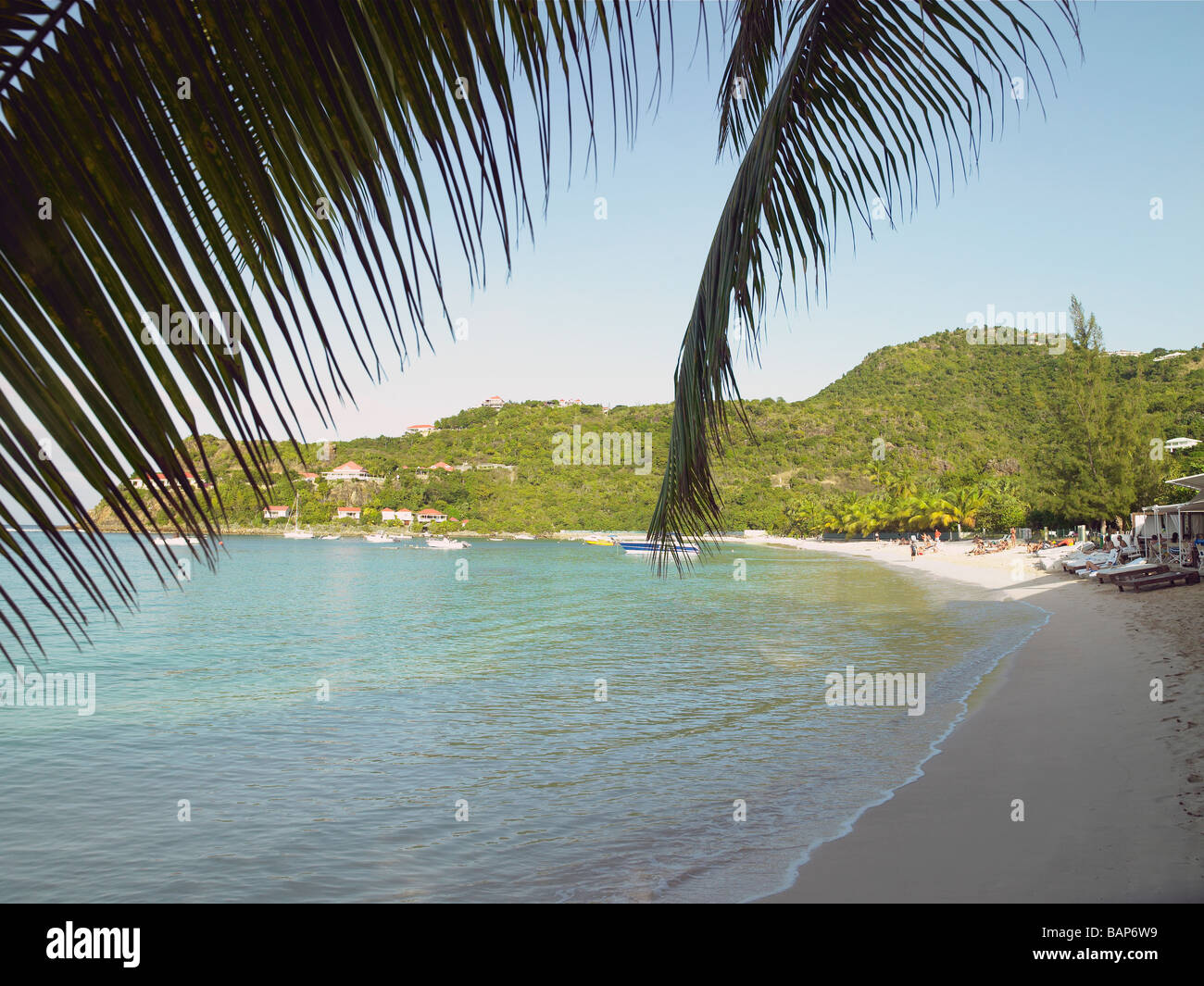 Plage calme avec Sun baigneurs en Caraïbes St Barts Banque D'Images