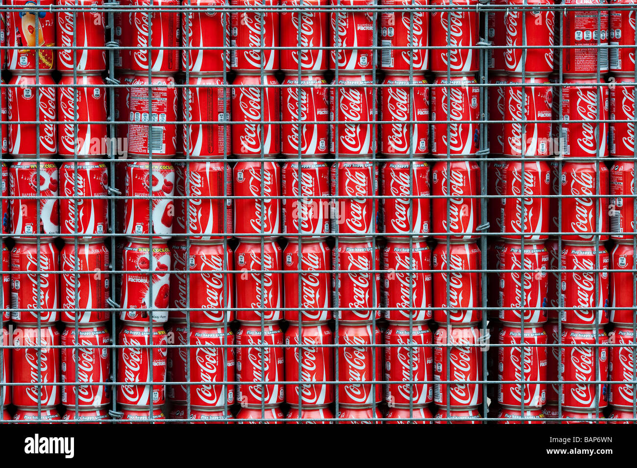 Coca Cola recyclées peuvent dans un mur de jardin Jardin design à jardins de Keukenhof, Amsterdam Banque D'Images