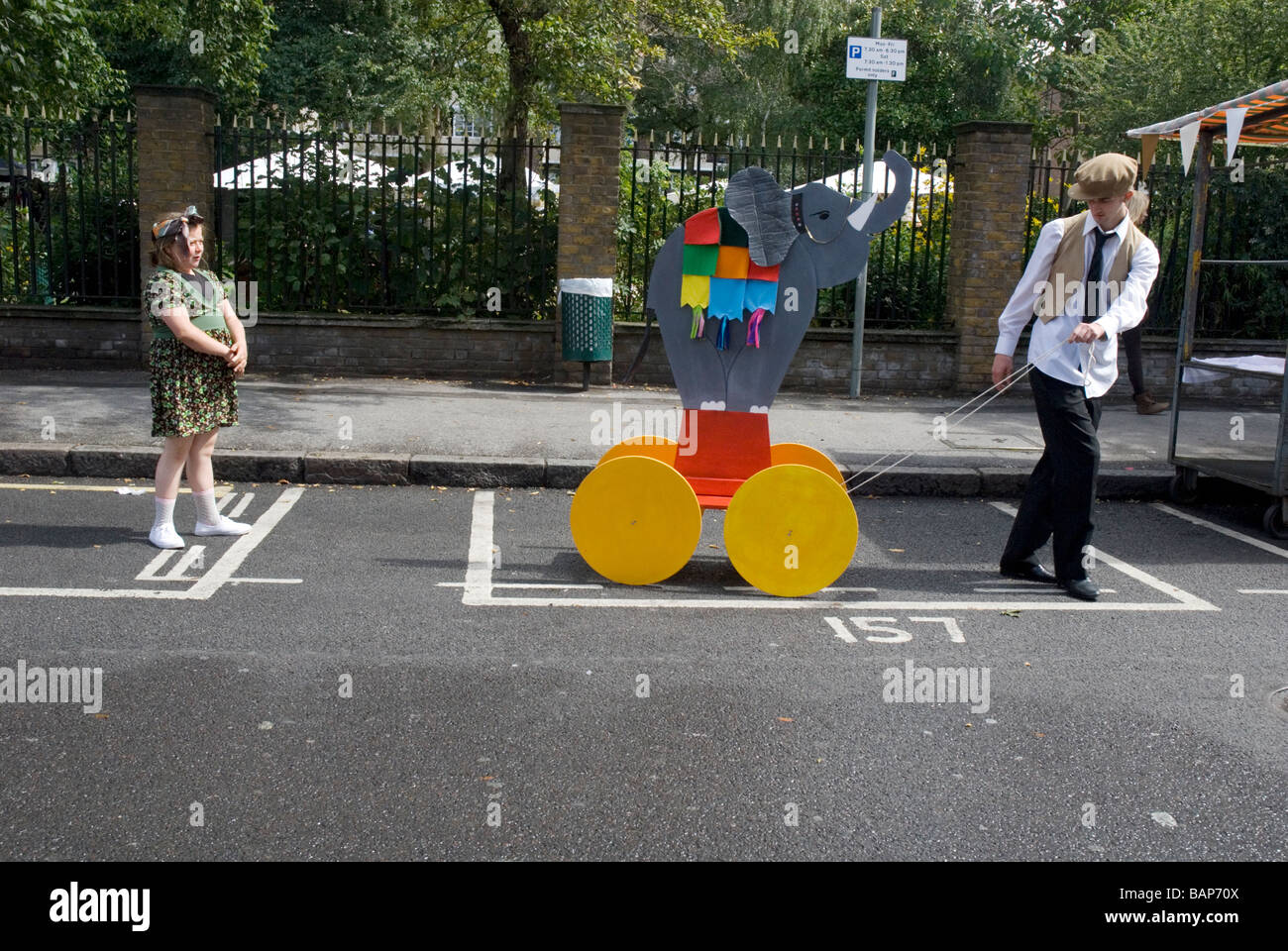 Hoxton street party pour célébrer les Jeux Olympiques de 1948, le jour où le drapeau olympique a été remis à Londres pour les jeux de 2012.Les enfants jouent Banque D'Images