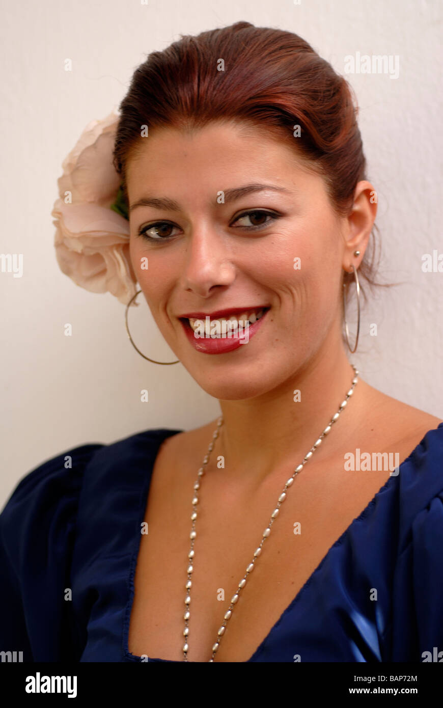 Espagne portrait d'une jeune fille espagnole avec la boucle d'oreilles et une fleur dans les cheveux Banque D'Images