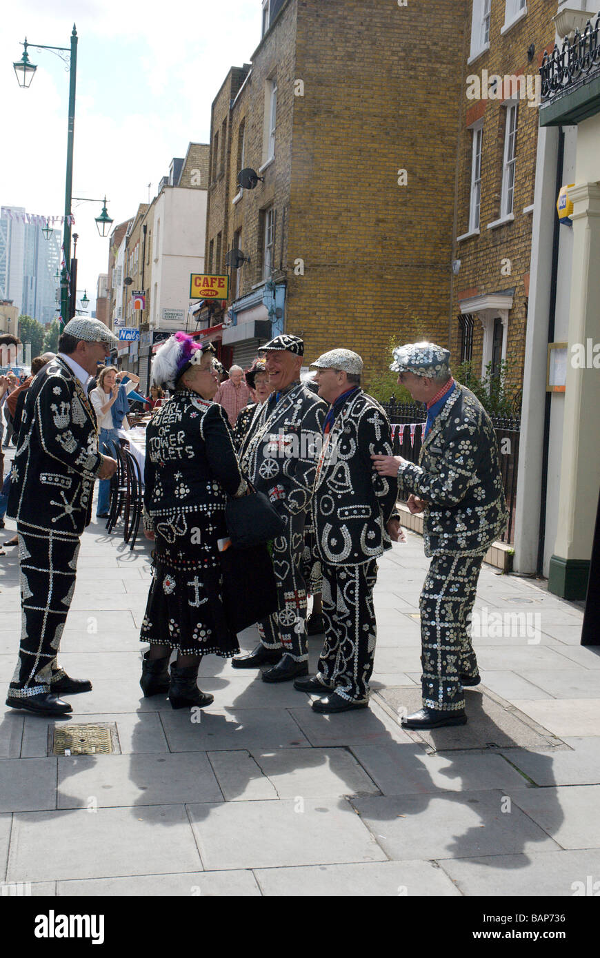 Hoxton street party pour célébrer les Jeux Olympiques de 1948, le jour où le drapeau olympique a été remis à Londres pour les jeux 2012.Pearly Queen & Kings Banque D'Images