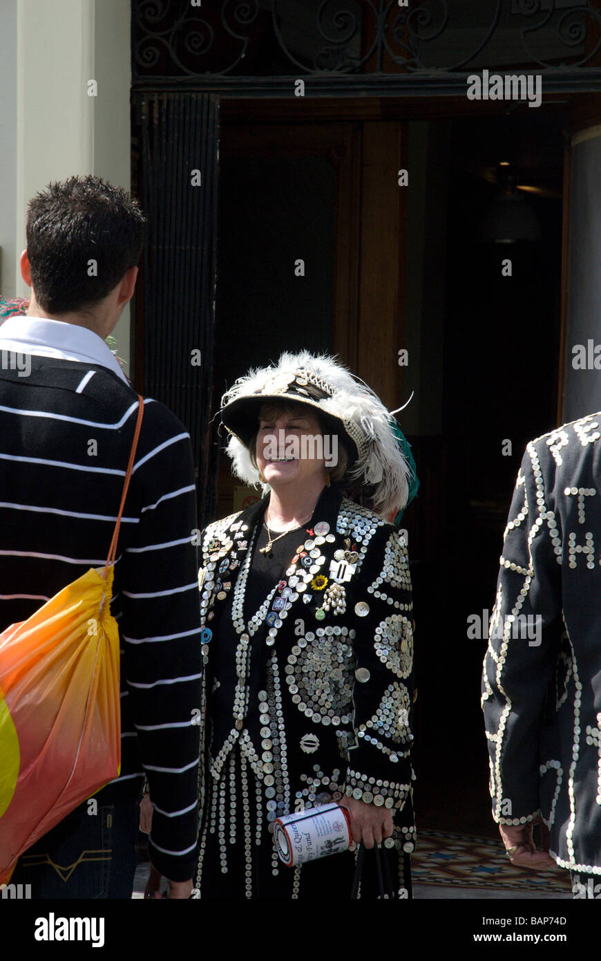 Hoxton street party pour célébrer les Jeux Olympiques de 1948, le jour où le drapeau olympique a été remis à Londres pour les jeux 2012.Pearly Queen Banque D'Images
