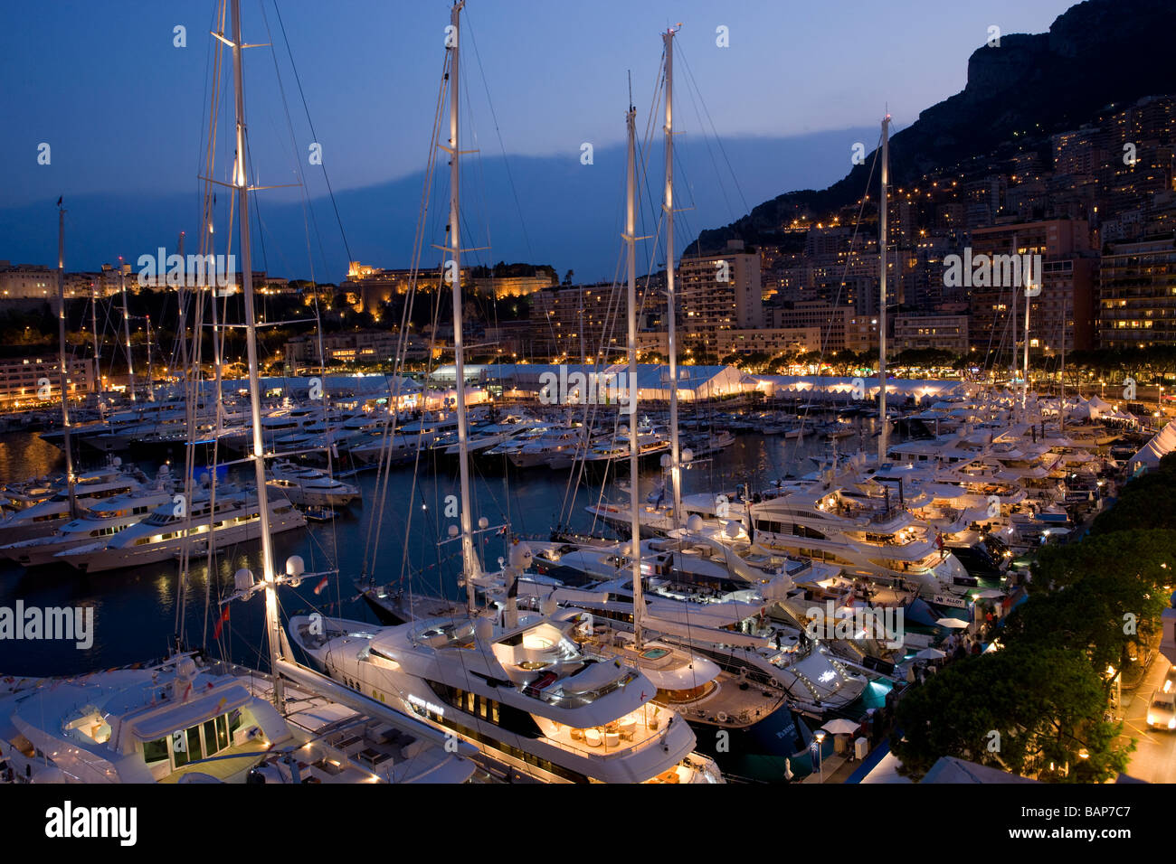 Vue sur le Monaco Yacht Show dans la nuit Banque D'Images