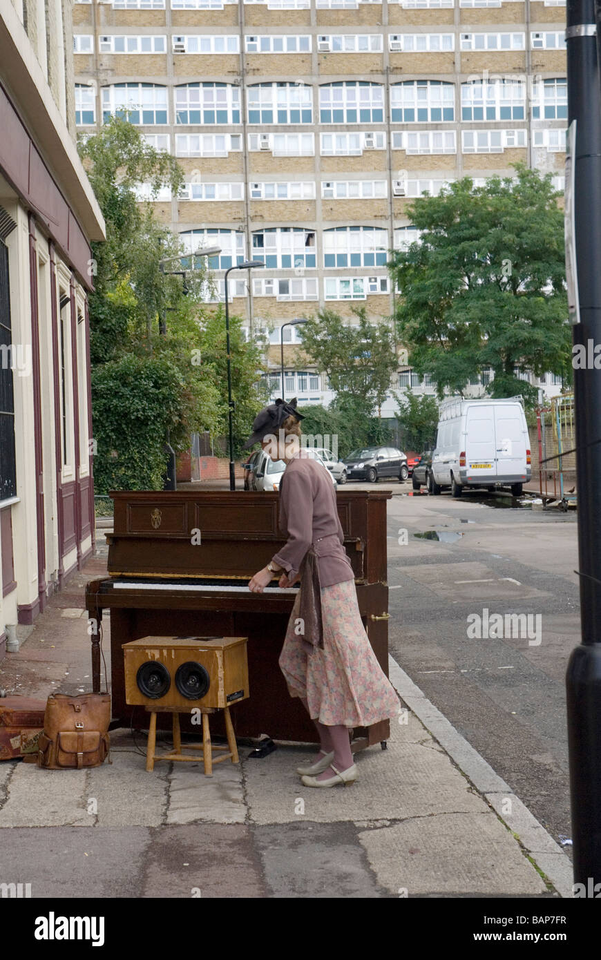 Femme au piano dans street, Hoxton street party,célébrant les Jeux Olympiques de 1948 au jour le drapeau a été remis à Londres pour les jeux de 2012 Banque D'Images