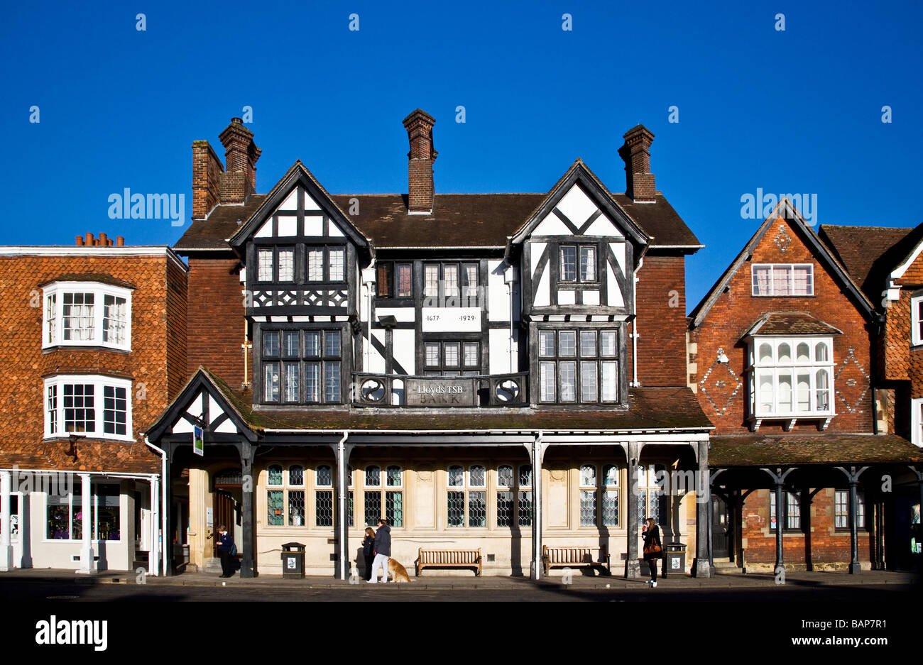 17e siècle en bois bâtiment tudor, maintenant la Lloyds TSB Bank, dans la rue, Marlborough, Wiltshire, England, UK Banque D'Images
