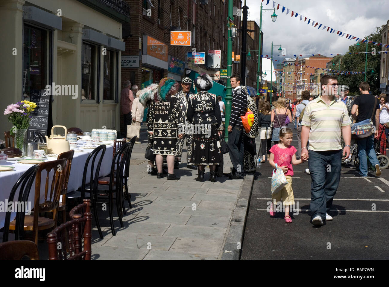 Hoxton street party pour célébrer les Jeux Olympiques de 1948, le jour où le drapeau olympique a été remis à Londres pour les jeux 2012.Pearly Kings & Queen Banque D'Images
