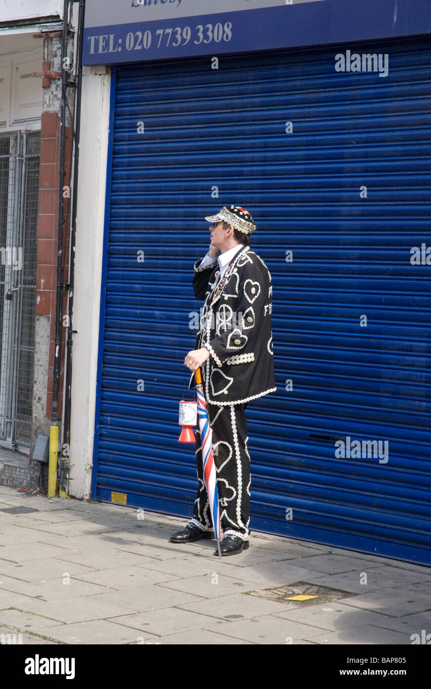 Hoxton street party pour célébrer la journée des Jeux Olympiques de 1948,le drapeau olympique a été remis à Londres pour 2012.jeux King nacré sur mobile Banque D'Images