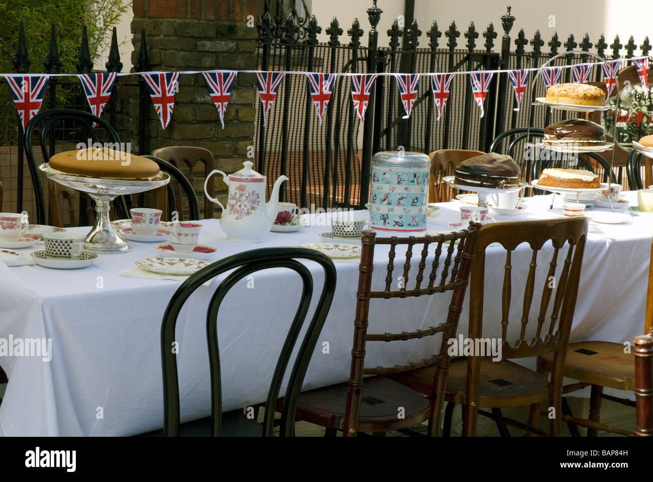 24/08/08,Hoxton street party pour célébrer les Jeux Olympiques de 1948, le jour où le drapeau olympique a été remis à Londres pour 2012.Table de jeux, gâteaux Banque D'Images