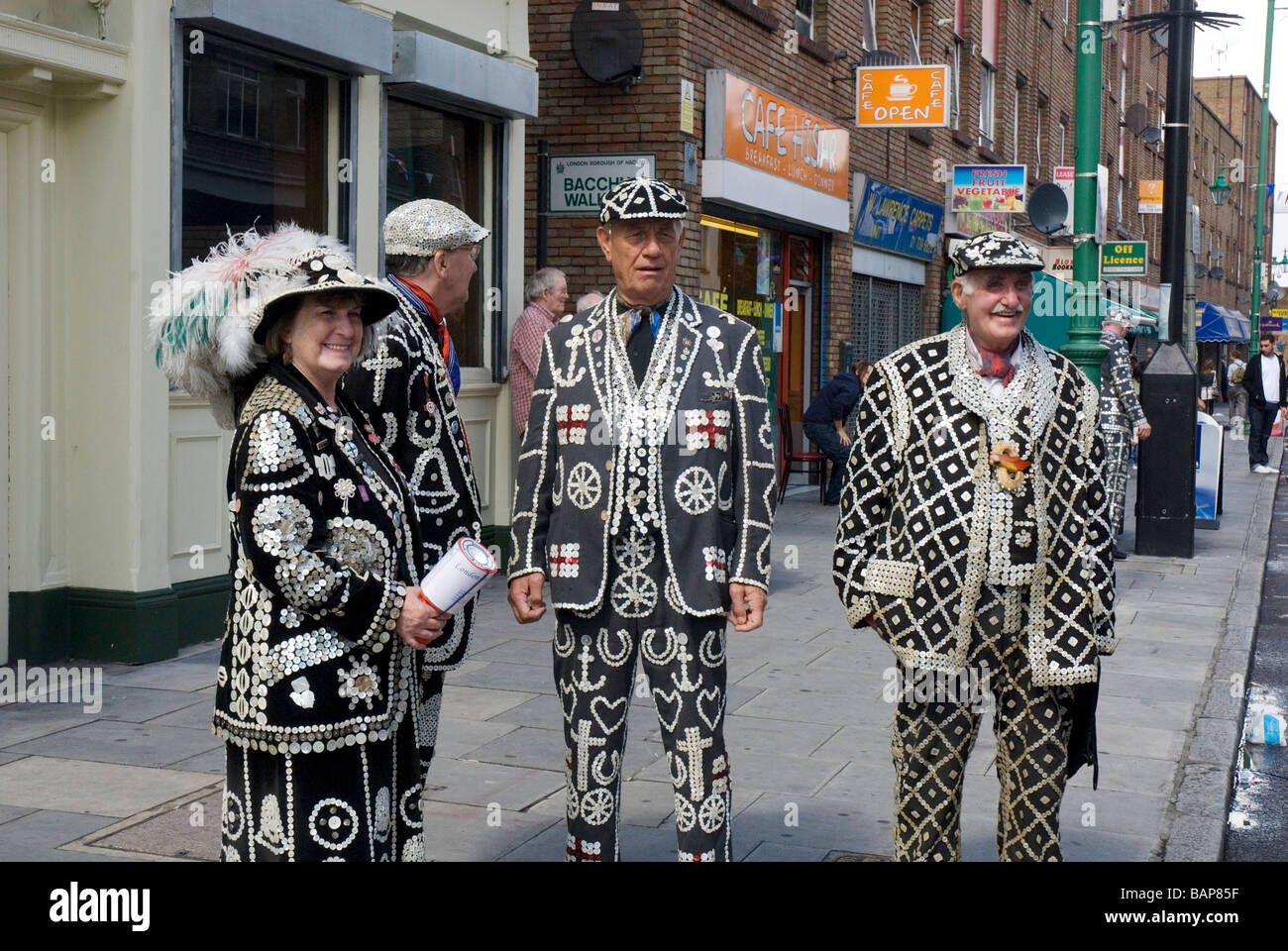 Hoxton street party pour célébrer les Jeux Olympiques de 1948, le jour où le drapeau olympique a été remis à Londres pour les jeux 2012.Pearly Kings & Queen Banque D'Images