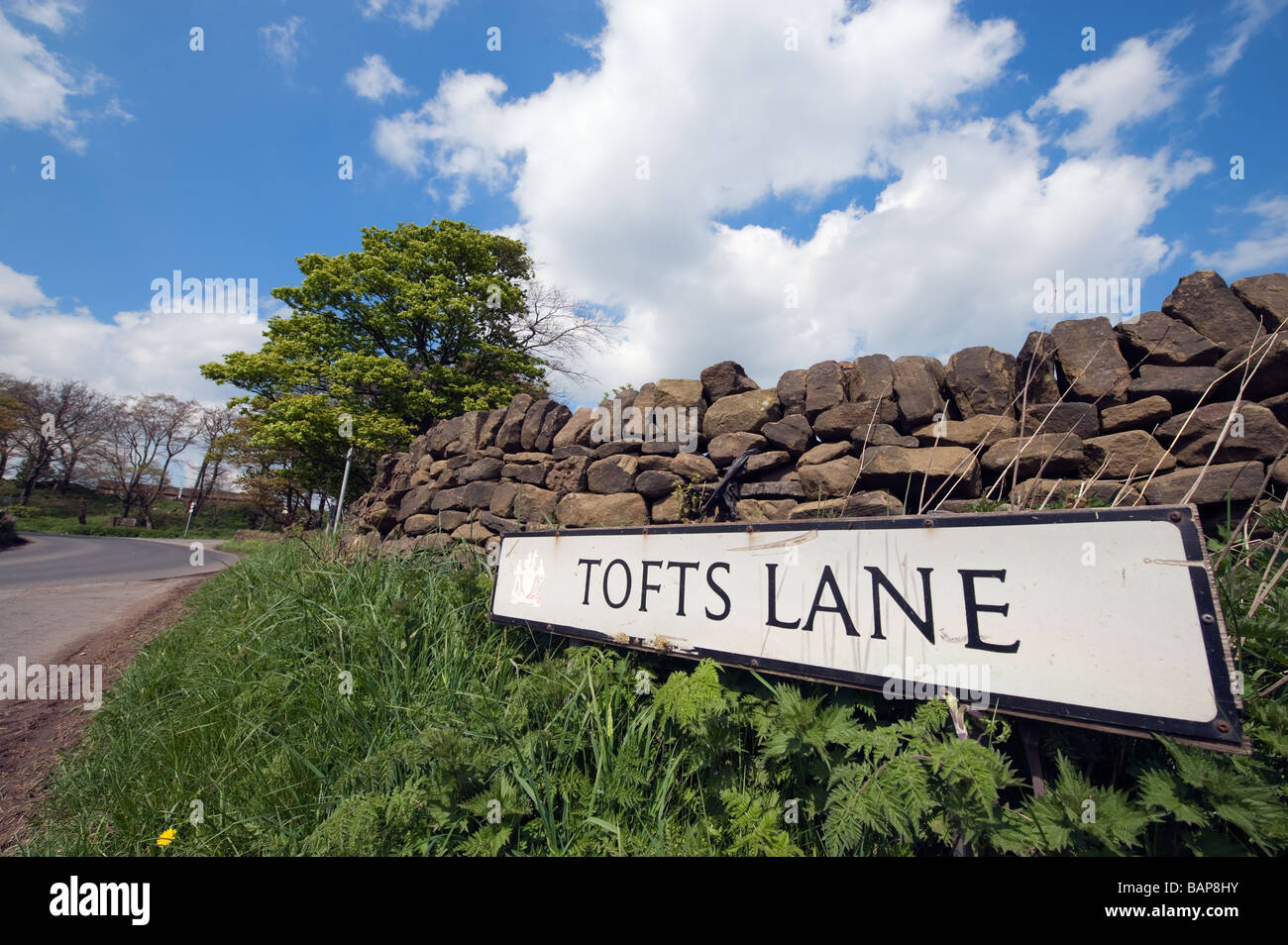 Toft 'Lane plaque constructeur par un mur de pierres sèches à Hunshelf près de Stocksbridge, Sheffield Banque D'Images