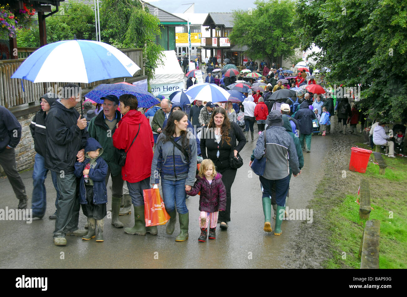 Des foules de gens dans wellies umberellas sous un jour de pluie au Royal Welsh Show agricole Banque D'Images
