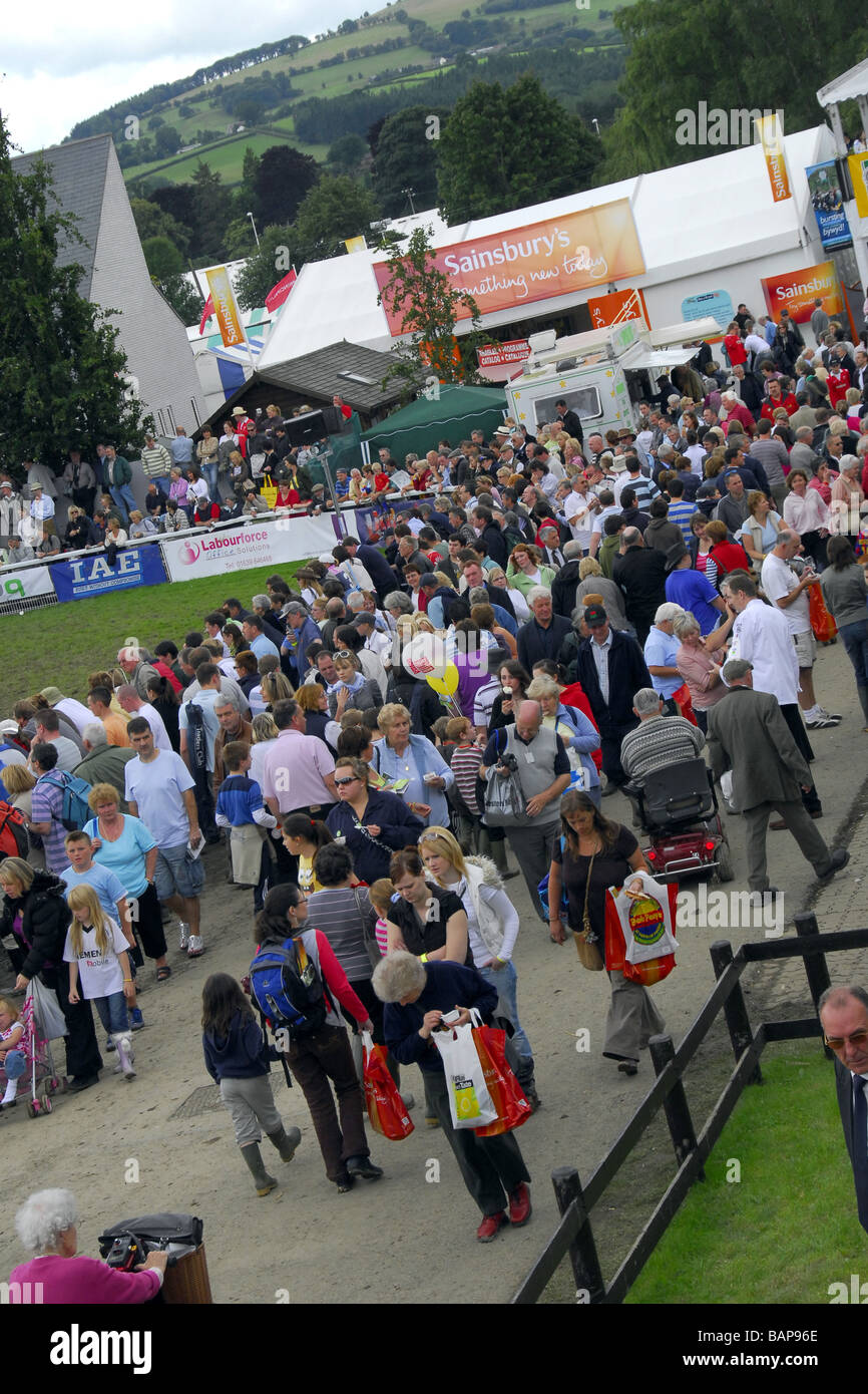 Des foules de visiteurs wallking aux côtés de l'attraction principale à un anneau Royal Welsh showground. Banque D'Images